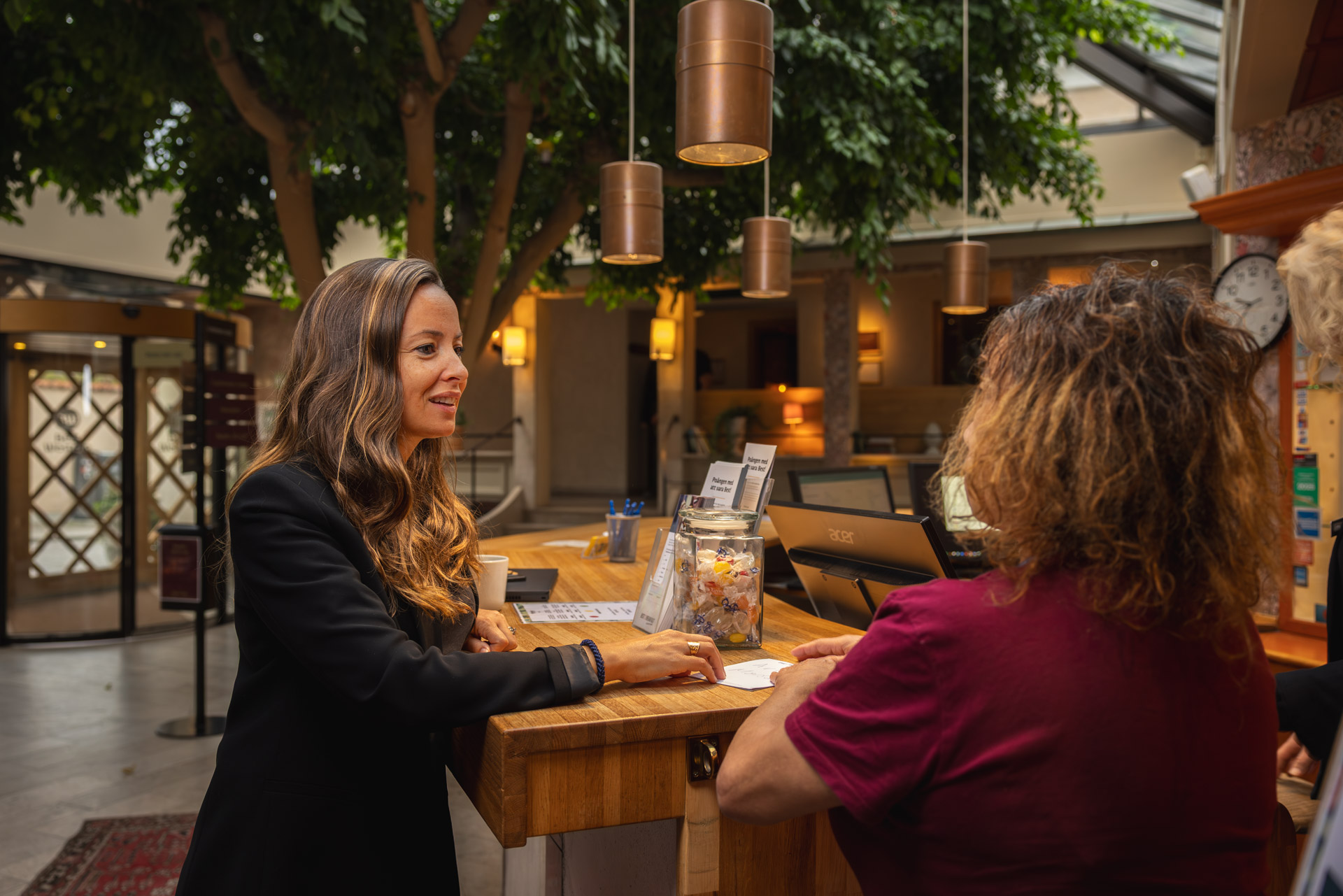 Strand Hotels VD Sofia Munkhammar pratar med medarbetare i recetpionen.